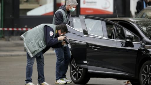 Des policiers autour d'une voiture qui aurait pu servir à la préparation des attentats, retrouvée le 17 novembre 2015 dans le 18ème arrondissement à Paris
