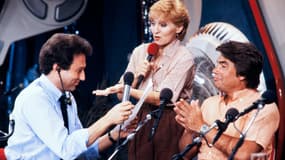Michel Drucker et Bernard Tapie, avec la chanteuse Nicole Croisille, dans un studio d'Europe 1 en juillet 1985