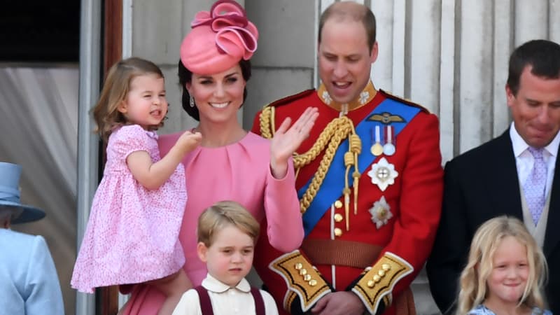 Le prince William, Kate Middleton et leurs enfants George et Charlotte sur le perron de Buckingham Palace, le 17 juin 2017