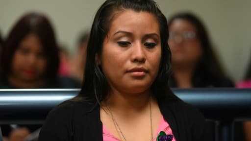 La Salvadorienne Evelyn Hernandez, jugée pour homicide après avoir perdu son bébé, attend le verdict du tribunal, le 19 août 2019 à San Salvador