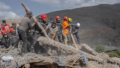 Des secouristes et des civils fouillent les décombres des maisons détruites dans le village d'Imi N'Tala, près d'Amizmiz, le 12 septembre 2023, quatre jours après le séisme au Maroc.