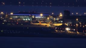 Vue sur l'aéroport de Nice à la nuit tombée.