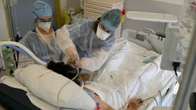 Des infirmières au chevet d'un malade du Covid dans une unité de soins intensifs à Marseille, le 5 janvier 2022 (Photo d'archive)