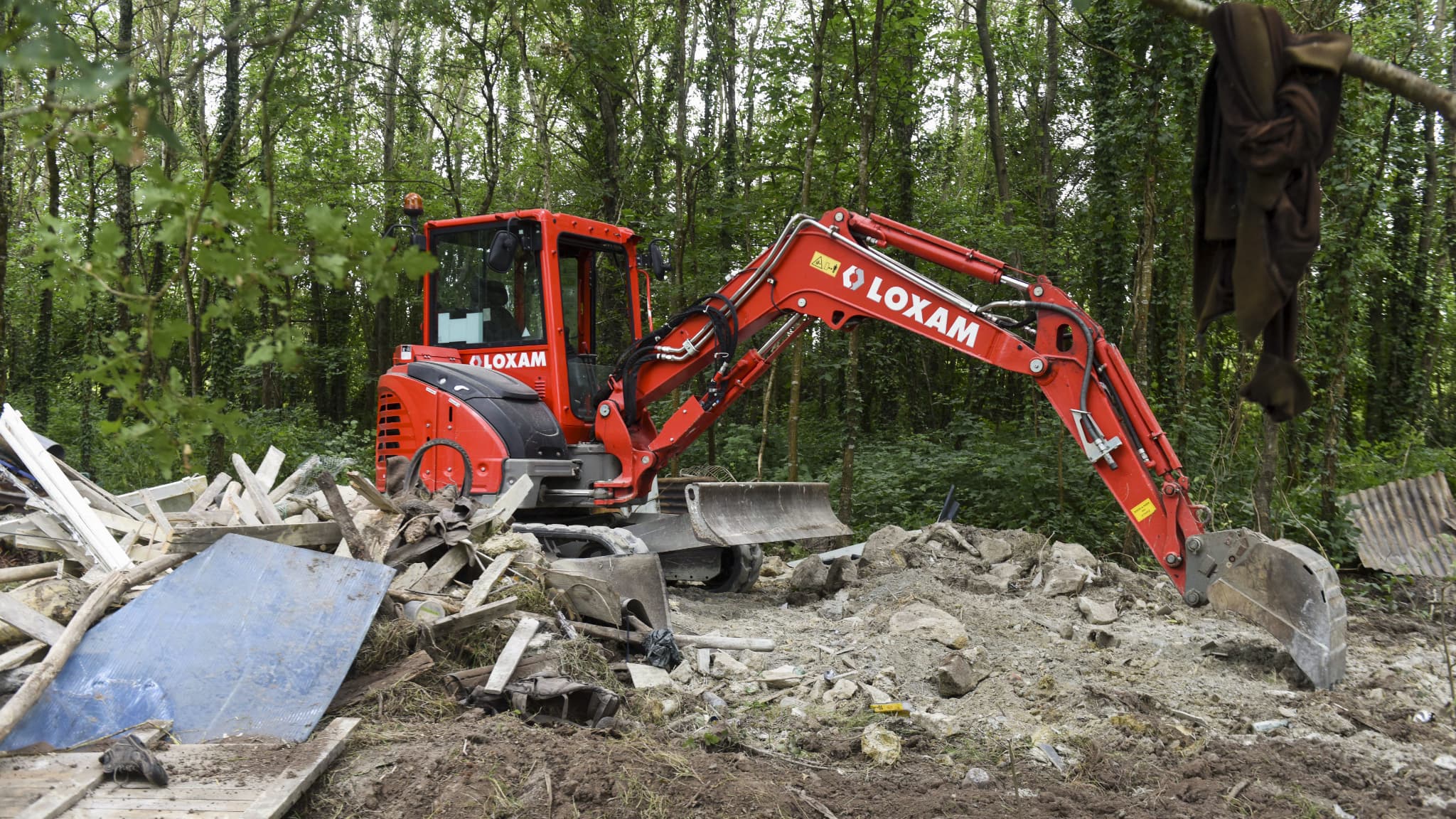 Une pelleteuse détruisant des habitats jugés illégaux sur la ZAD de Notre-Dames-des-Landes en juillet 2020