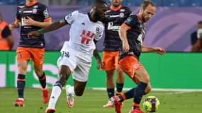 L'attaquant de Montpellier Valère Germain (d) devance le milieu de Bordeaux Junior Onana, le 22 septembre 2021 à Montpellier 