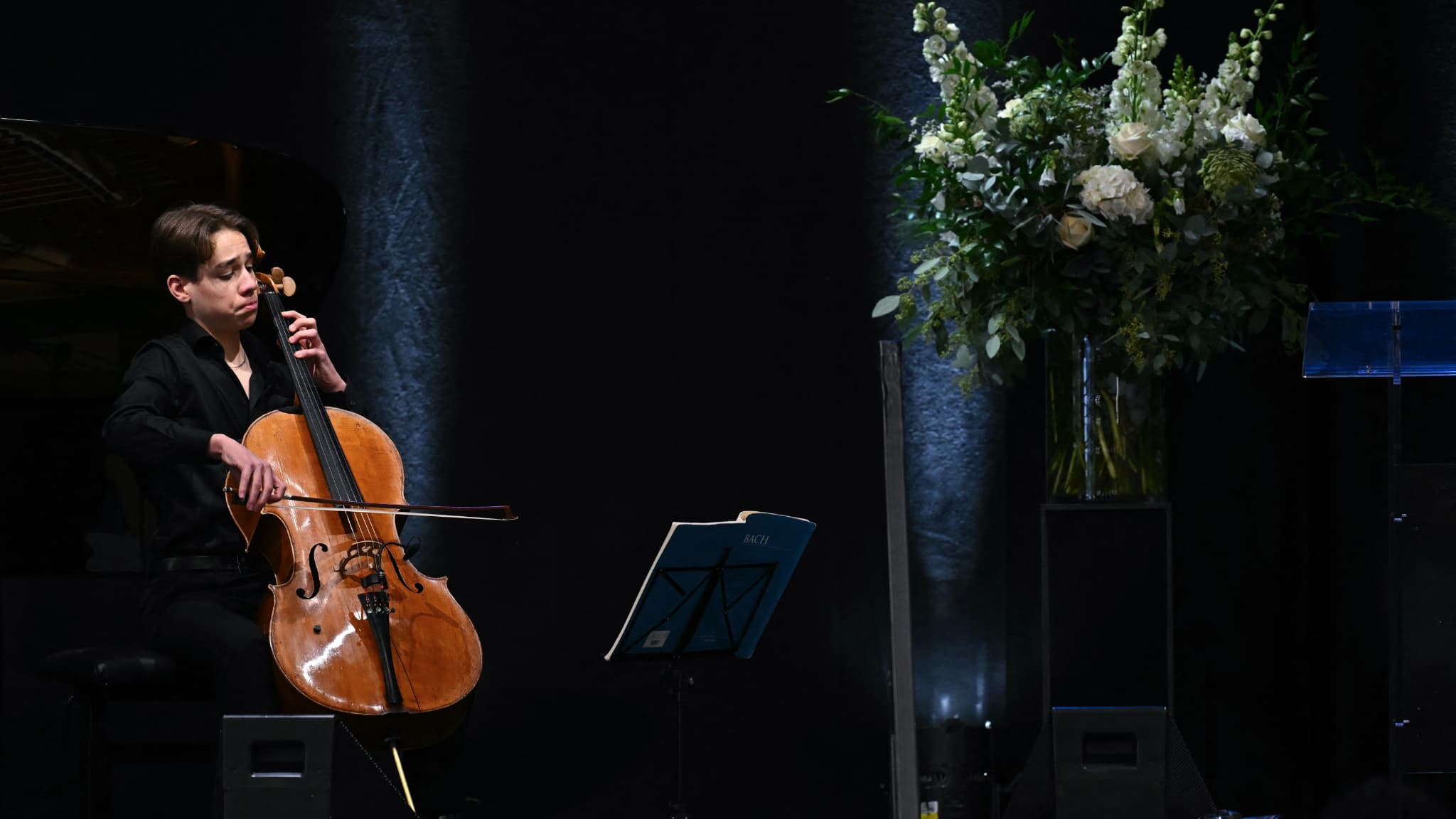 Lyam Chenaux, violoncelliste, à la cérémonie d'hommage aux victimes de l'incendie de Crans-Montana, organisée à Martigny en Suisse ce vendredi 9 janvier. Lyam Chenaux, violoncelliste, à la cérémonie d'hommage aux victimes de l'incendie de Crans-Montana, organisée à Martigny en Suisse ce vendredi 9 janvier.