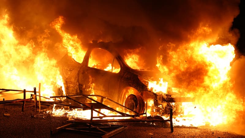 Une voiture incendiée le 27 juin 2023 à Nanterre, quelques heures après la mort de Nahel. (Illustration)