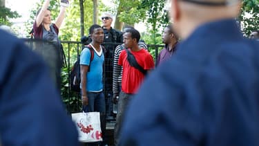 Plusieurs dizaines de migrants qui s'étaient installés devant l'église Saint-Bernard, dans le XVIIIe arrondissement de Paris, ont été évacués par les forces de l'ordre
