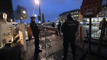 Des policiers assurent la sécurité devant le Palais de justice de Bruxelles en attendant une nouvelle date du procès de Salah Abdeslam, le 18 décembre 2017