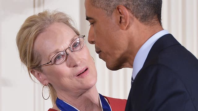 Barack Obama, décorant la comédienne américaine Meryl Streep de la médaille de la liberté, le 24 novembre 2014.