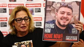 Orit Meir, la mère d'Almog Meir, avec une photo de son fils, le 20 novembre 2023