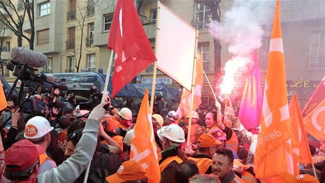 Lors d'une manifestation de salariés de l'usine d'ArcelorMittal à Florange près du siège de campagne de Nicolas Sarkozy, le mois dernier. Le président sortant dénonce l'attitude de la CFDT de ce site mosellan qui, selon lui, "fait de la politique", au lie