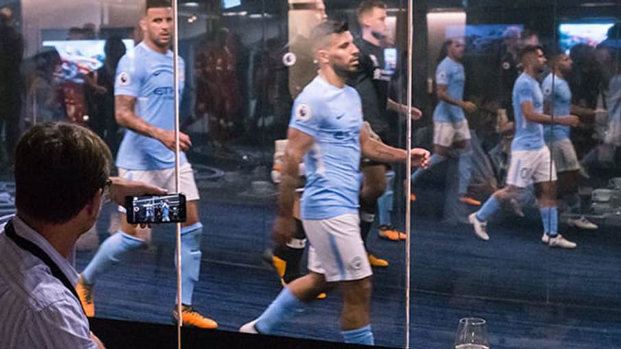 Dans le tunnel, les joueurs de City sont visibles derrière une vitre 