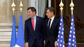 Nicolas Sarkozy aux côtés de l'ambassadeur des Etats-Unis Charles Rivkin, dans l'enceinte de la mission américaine, à Paris. Le président français a rendu hommage vendredi aux victimes du 11 septembre 2001 et déclaré que le printemps de la démocratie arab