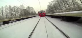 Il fait du ski accroché à un train