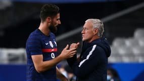 Le sélectionneur de l'équipe de France, Didier Deschamps, discute avec l'attaquant Olivier Giroud, lors du match amical contre l'Ukraine, le 7 octobre 2020 au Stade de France à Saint-Denis