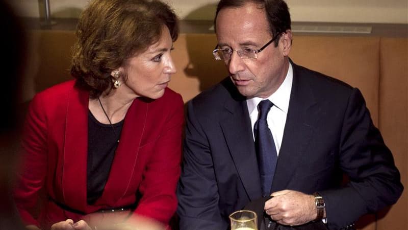 Marisol Touraine (à gauche), chargée de la question des retraites dans l'équipe de campagne de François Hollande, explique que le candidat socialiste lancera une réforme des retraites basée sur l'idée de "justice" en respectant la diversité des parcours p