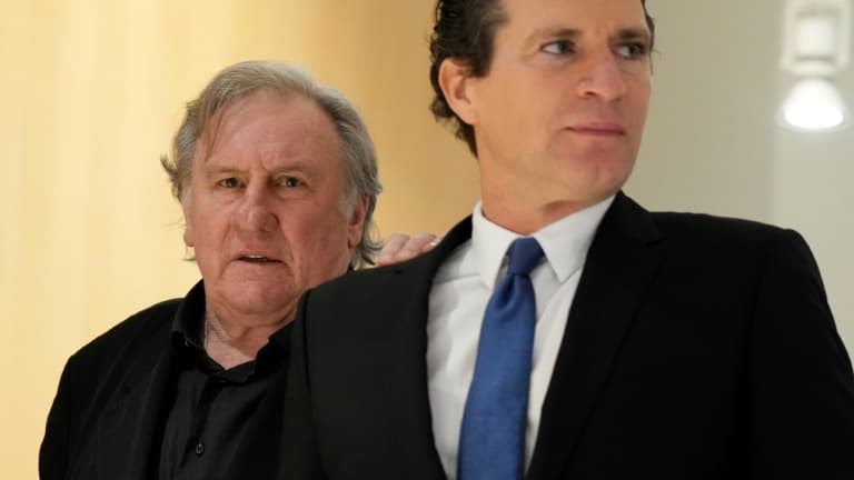 Gérard Depardieu, à gauche, et son avocat Jérémie Assous, à droite, le 26 mars 2025, au tribunal judiciaire de Paris