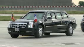 "Cadillac One", la limousine présidentielle du président des Etats-Unis utilisée par Donald Trump, ici sur le tarmac de l'aéroport d'Orly ce jeudi matin.
