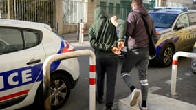 Un policier arrête un membre présumé d'un réseau de trafic de drogue dans les quartiers nord de Marseille, le 11 décembre 2023