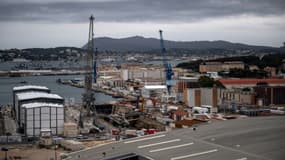 Vue de la base navale de Toulon où un feu s'est déclaré à l'avant du sous-marin nucléaire Perle (c), le 12 juin 2020