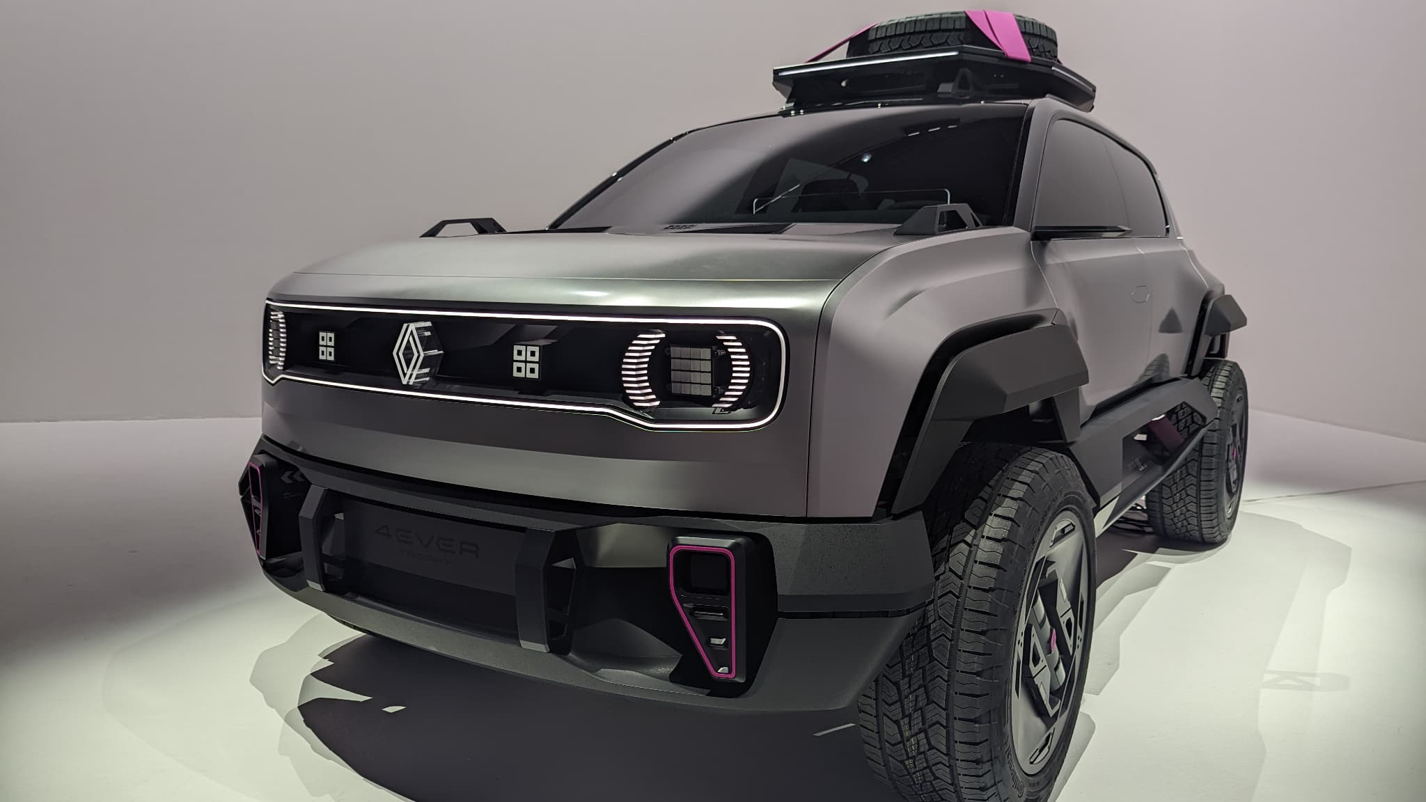 Un concept très fun et qui pourtant d'après Renault offre déjà un bon aperçu de la future 4L, R4 ou 4Ever, son nom définitif n'étant pas encore confirmé. Un concept très fun et qui pourtant d'après Renault offre déjà un bon aperçu de la future 4L, R4 ou 4Ever, son nom définitif n'étant pas encore confirmé.
