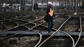 Outre la CGT-Cheminots, l'Unsa ferroviaire (2e syndicat à la SNCF) et SUD-Rail (3e syndicat), FO-Cheminots (5e, non représentatif) a aussi appelé à une grève reconductible à partir du 5 décembre. Manquait à l'appel la CFDT-Cheminots, jusqu'à présent