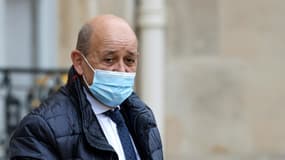 Le ministre français des Affaires étrangères Jean-Yves Le Drian à la sortie de l'Elysée, le 26 janvier 2022 à Paris