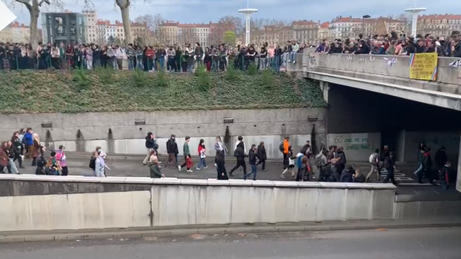 Des manifestants pénètrent sur le quai du Docteur-Gailleton le 23 mars 2023.