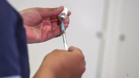Une infirmière préparant une injection du vaccin de Pfizer-BioNTech à Epsom au Royaume-Uni. (photo d'illustration)