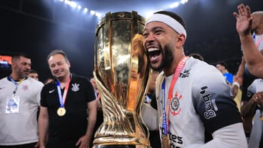 Memphis Depay fête le titre des Corinthians dans le championnat paulista, le 28 mars 2025