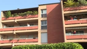 Grâce à un groupe WhatsApp, ces voisins font face au confinement en s'entraidant