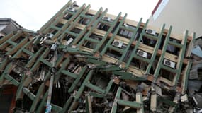 Un immeuble de Portoviejo, en Equateur, ravagé par le violent séisme de samedi soir, qui a fait au moins 233 morts. 