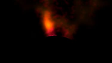 Des chercheurs pensent avoir observé pour la première fois une planète en formation qui rassemble encore de la matière laissée par son étoile mère. L'objet apparaît sous la forme d'une tache nichée à l'intérieur d'un disque de gaz et de poussière. /Image