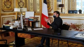 Emmanuel Macron participe à un cours à distance depuis l'Élysée, le 6 avril 2021.