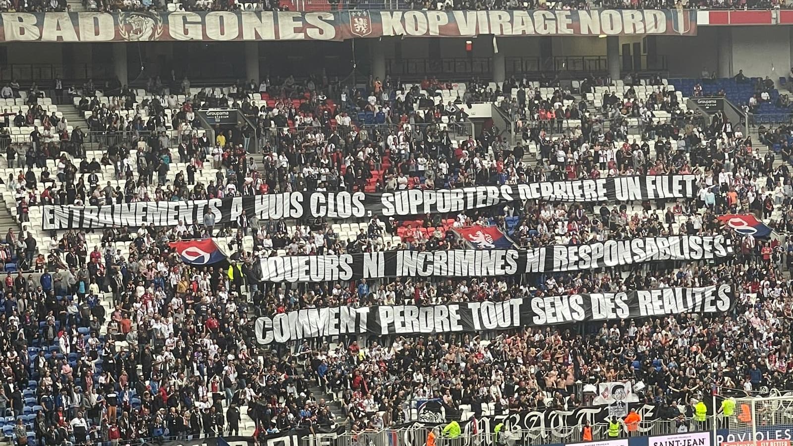 Les banderoles des supporters lyonnais contre la direction, 7 mai 2023