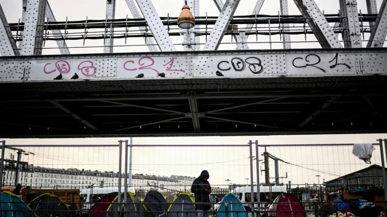 Evacuation le 17 novembre 2022 d'un campement de migrants installé sous le métro aérien, dans le nord de Paris, qui s'est depuis reconstitué