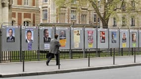 La campagne pour le premier tour de la présidentielle s'achève en France où, pour la première fois depuis les débuts de la Ve République, les trois grands perdants -Marine Le Pen, Jean-Luc Mélenchon et François Bayrou- pourraient jouer un rôle fondamental