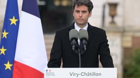Le Premier ministre français Gabriel Attal prononce un discours sur la place de la ville lors d'une visite à l'occasion de son 100e jour à Matignon, à Viry-Chatillon, au sud de Paris, le 18 avril 2024.