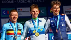 Le podium de la course en ligne des championnats d'Europe de cyclisme avec Remco Evenepoel, Tadej Pogacar et Paul Seixas, 5 octobre 2025