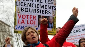 Manifestation d'employés de Sanofi mardi devant le ministère du Travail, à Paris. Reçue dans l'après-midi au ministère du Travail, une délégation de syndicalistes a déposé à l'intention de Michel Sapin une proposition de loi visant à interdire aux entrepr