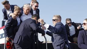 Donald Trump en train d'être évacué ce samedi 13 juillet 2024 en Pennsylvanie.