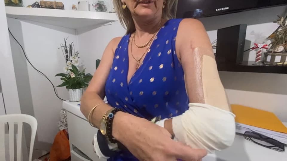 Plus d'un mois après s'être fait tirer dessus après un conflit de voisinage à Mimet, Audrey témoigne sur BFM Marseille Provence. Plus d'un mois après s'être fait tirer dessus après un conflit de voisinage à Mimet, Audrey témoigne sur BFM Marseille Provence.