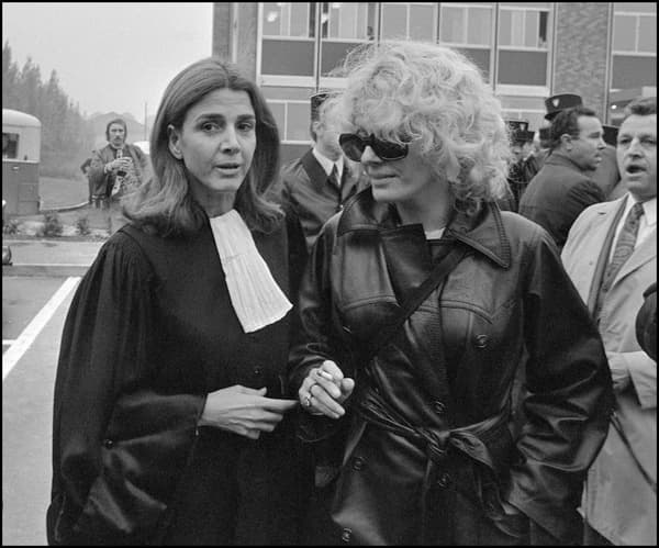 Gisèle Halimi, lors du procès de Bobigny en 1972, où elle assure la défense de Marie-Claire Chevalier, mineure jugée pour avoir avorté à la suite d'un viol. Gisèle Halimi, lors du procès de Bobigny en 1972, où elle assure la défense de Marie-Claire Chevalier, mineure jugée pour avoir avorté à la suite d'un viol.