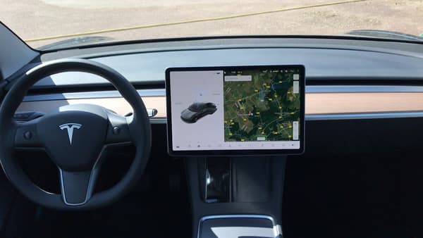 Un écran tactile au centre et un volant, difficile de faire un intérieur plus épuré! Un écran tactile au centre et un volant, difficile de faire un intérieur plus épuré!