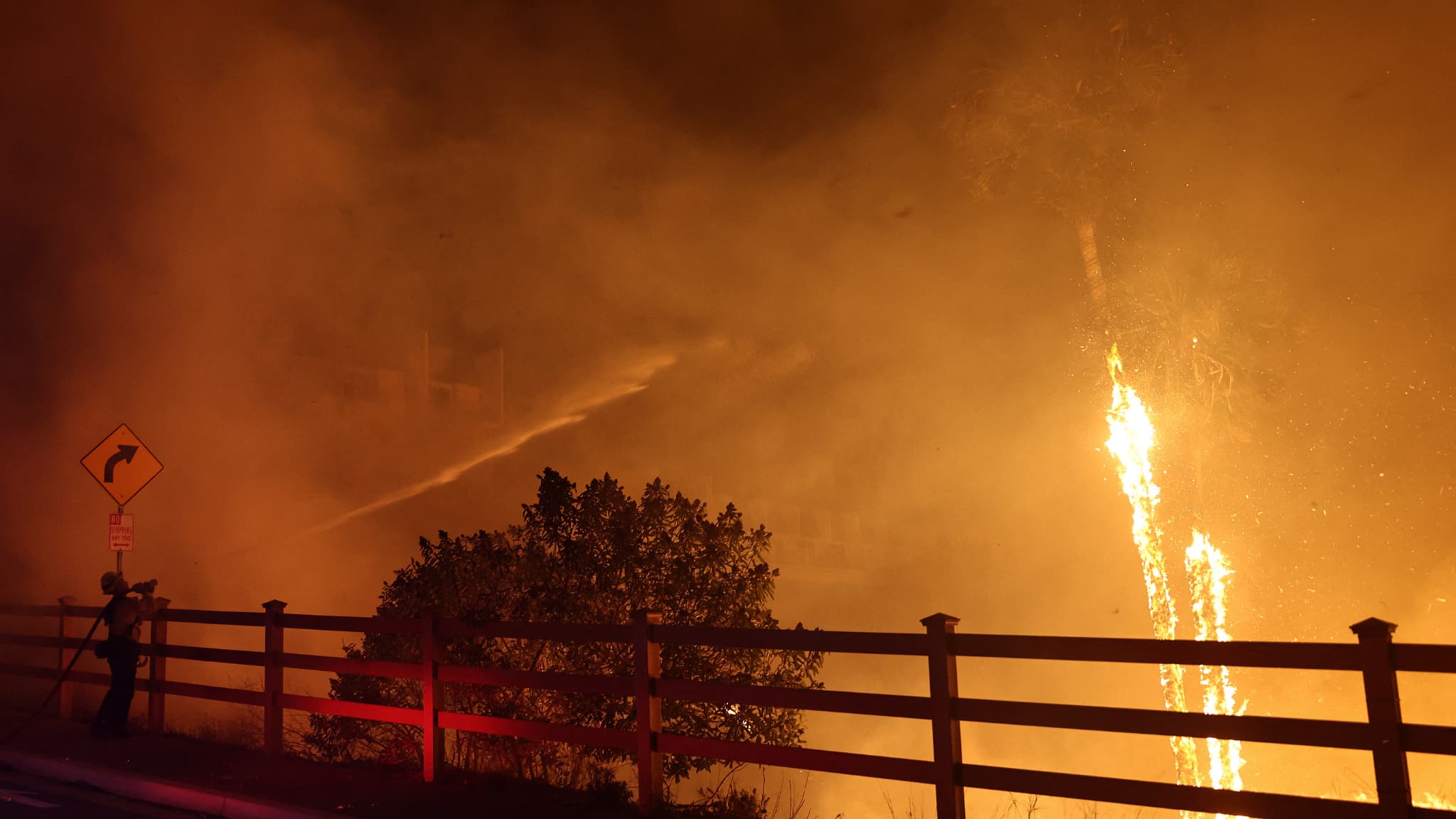 Un pompier luttant contre les flammes avec sa lance à eau à Malibu ce mardi 10 décembre 2024. Un pompier luttant contre les flammes avec sa lance à eau à Malibu ce mardi 10 décembre 2024.