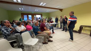 Une réunion autour des inondations fréquentes au parking du pré de Madame Carle à Vallouise-Pelvoux (Hautes-Alpes), le mercredi 5 juin 2024.