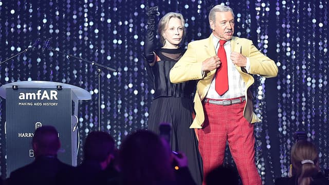 Kevin Spacey animant la le gala de l'amfAR, le 19 mai 2016.