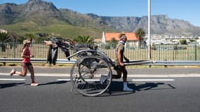 Le Japonais Yuji "Gump" Suzuki a parcouru plus de 6.000 km à pied du Kenya à l'Afrique du Sud en tirant un rickshaw.