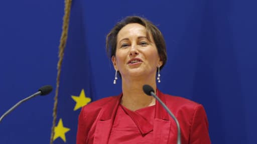 La ministre de l'Ecologie, Ségolène Royal, a démenti vendredi avoir régi l'usage des décolletés dans son ministère.